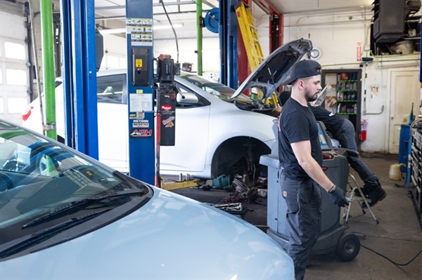 How Do Full-Service Auto Repair Shops Handle Hybrid and Electric Vehicle Maintenance?